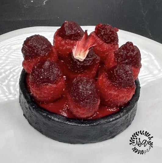 Tartelette rosée noire framboises et hibiscus